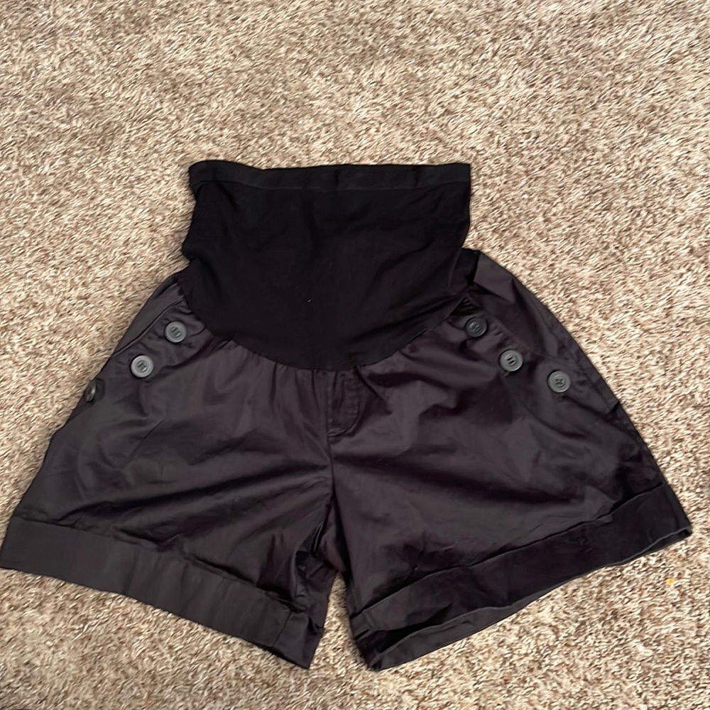 A Pea in the Pod 5” black maternity shorts with 2 front button pockets. Size: L